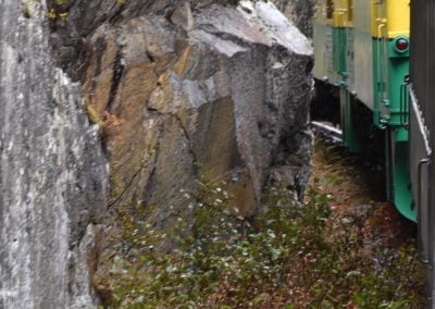 Diesel on WPYR route around a rocky curve